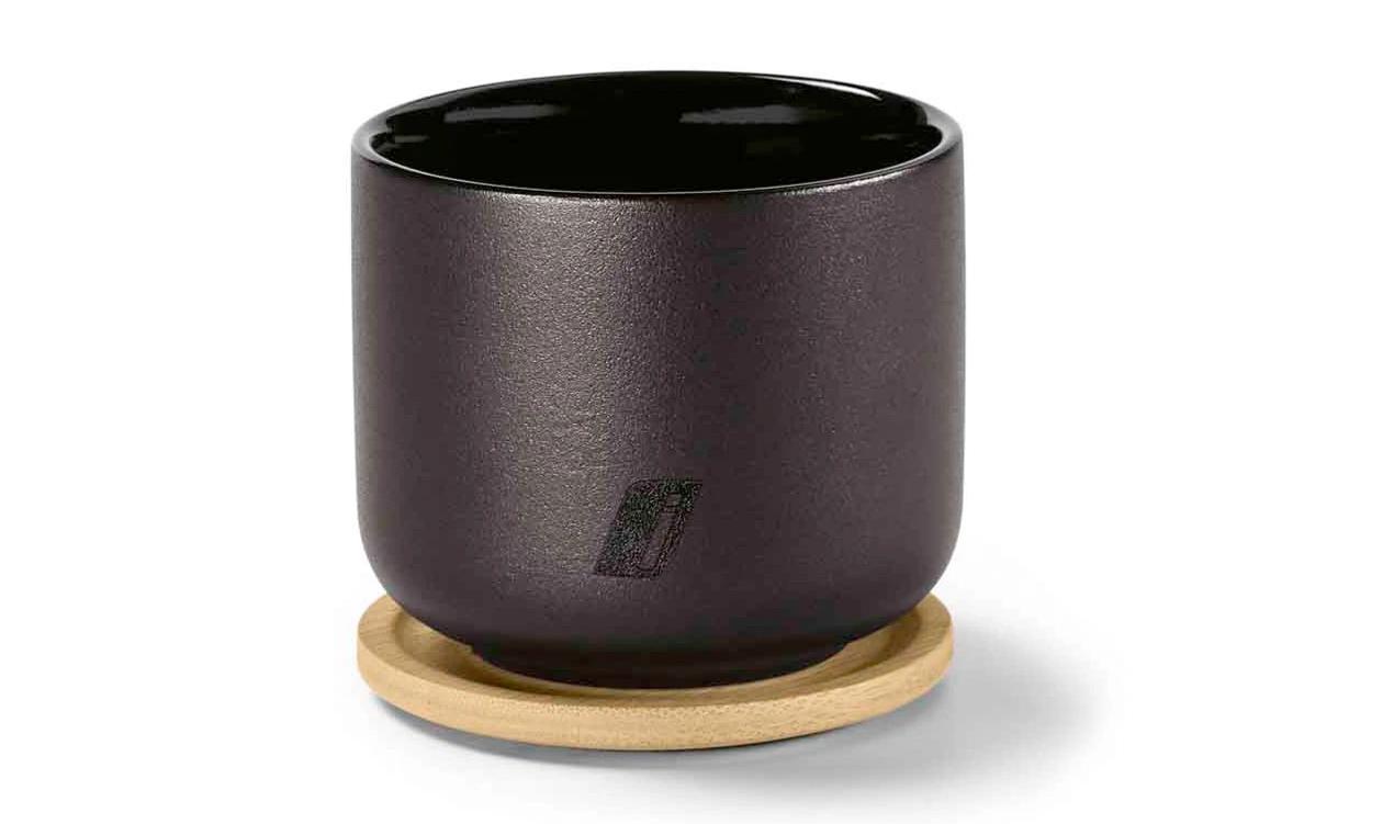 https://cdn.leebmann24.com/products/e/8/f/7/e8f7a911101a0b446a1a8f27bfe623066abd7861_tasse_by_stelton_schwarz_untersetzer_80232454826.jpg